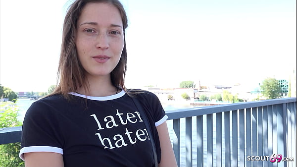 SCOUT TEDESCO - La modella di fitness con tette piccole Mina K seduce al casting Fuck a Lost Place Berlin