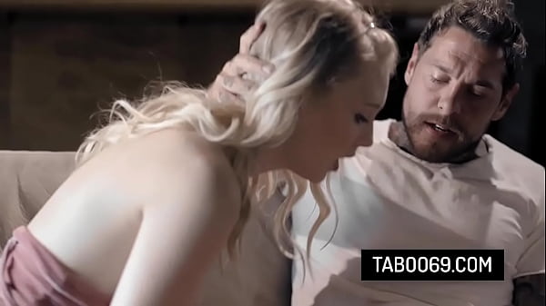 La troia bionda Lily Rider scopa con la sua compagna di stanza