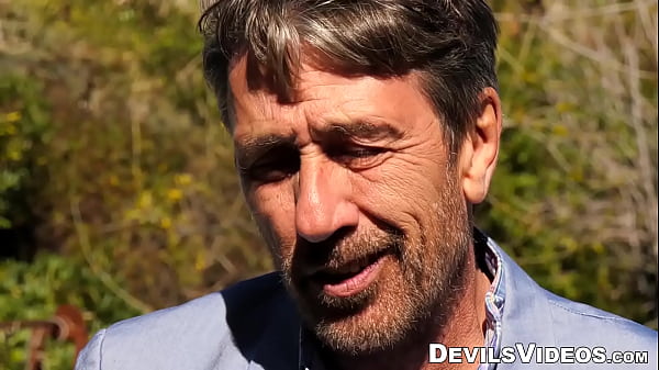 Carolina Sweets lascia che un uomo più anziano penetri la sua giovane figa