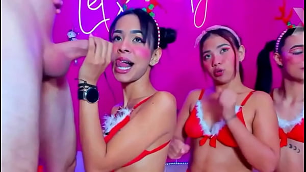 MON DIEU ! Baise de gorge brutale de ces filles habillées en Noël