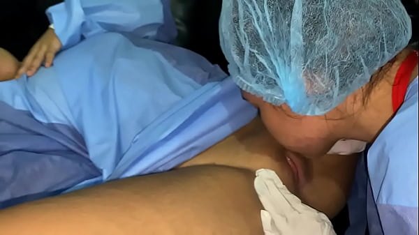 Vado a una visita medica di ginecologia e il dottore finisce per infilarmi le dita nella figa