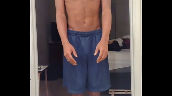 Une superbe adolescente se déshabille pendant l'entraînement