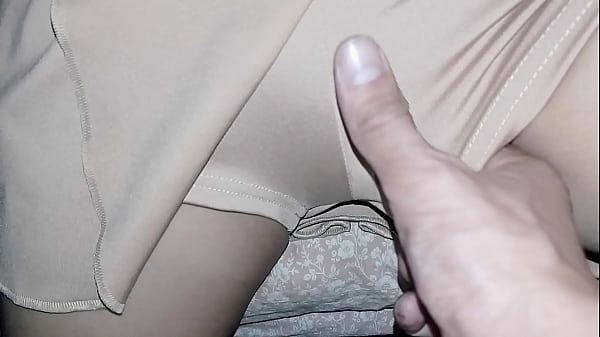 xxx Ich kümmere mich um meine kleine Stieftochter, während wir einen Film schauen