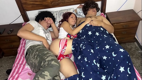 Siento que la amiga de mi novia se la está cogiendo a mi lado cuando compartimos habitación por necesidad NTR