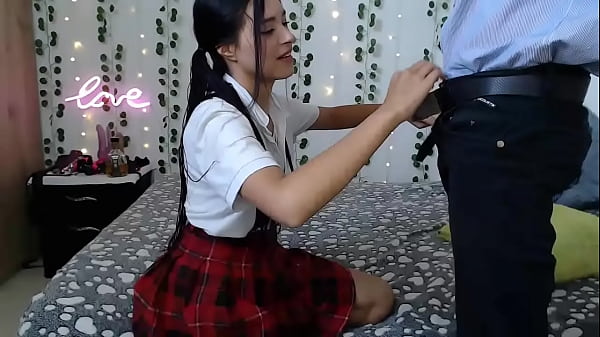 Schülerin fickt mit ihrem Lehrer!