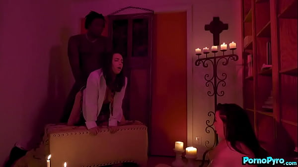 Las perras de la escuela católica Casey Calvert y Whitney Wright invocan a "Da Black" Lucifer