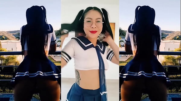 Una studentessa giapponese arrapata mostra le sue piccole tette, dimena il culo e si masturba la giovane figa. È fatta per mangiare tanti cazzi grossi