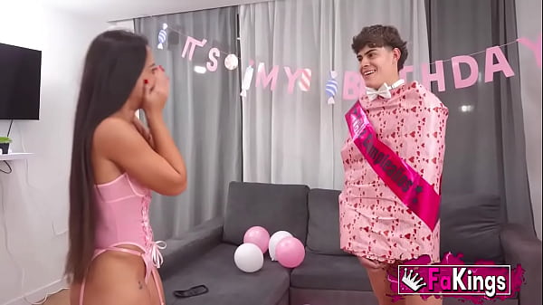 Cô bé đáng yêu Nuria Millan tổ chức Lễ kỷ niệm 1 năm tại FAKings với một CON CỔ LỚN bên trong!