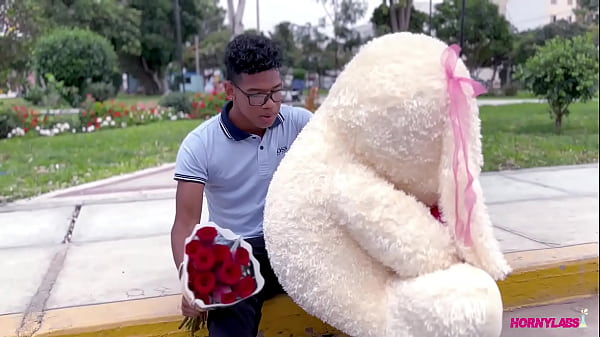 El estaba ansioso de darle una sorpresa a su novia pero el sorprendido fue &eacute_l y as&iacute_ es como &quot_Muere un rom&aacute_ntico y nace un putero&quot_(COMPLETO EN RED), no se pierdan el capitulo 1 del Multiverso Hornylabs - Kassandra Mille