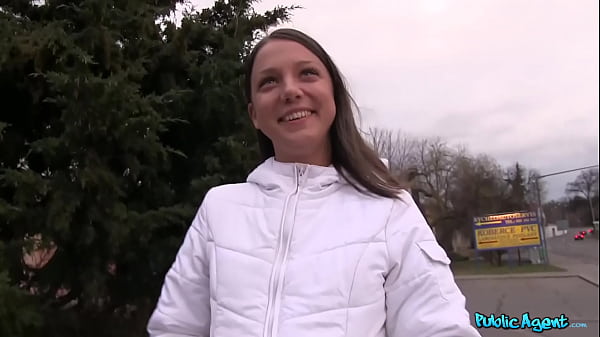 PublicAgent - Una studentessa universitaria dal corpo minuto e stretto sperimenta il suo primo cazzo enorme in una camera d'albergo