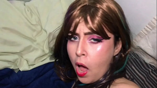 Piccola ragazza con gli occhi azzurri e un bel culo sa come cavalcare un cazzo (gola profonda e creampie)