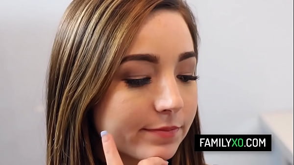 Die geile Stieftochter Bambi Brooks verführt ihren Stiefvater an seinem Arbeitsplatz