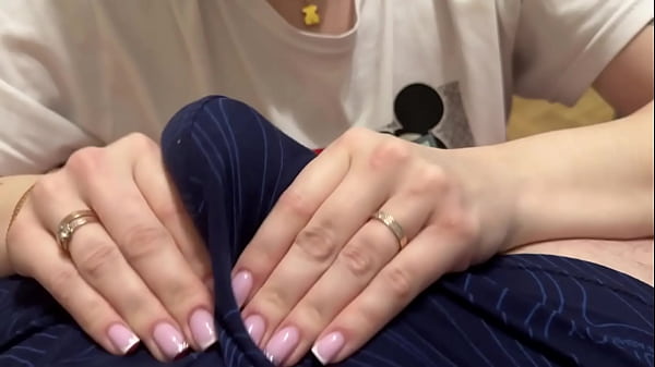 पैंटी के माध्यम से लिंग की मालिश - लिंग को पीड़ा देती है - संभोग सुख बनाए रखती है