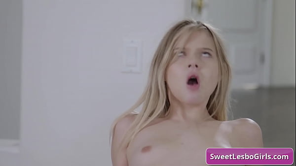 Una tettona lesbica mora si fa massaggiare il clitoride e la figa leccare da una piccola bionda - Coco Lovelock, Charly Summer