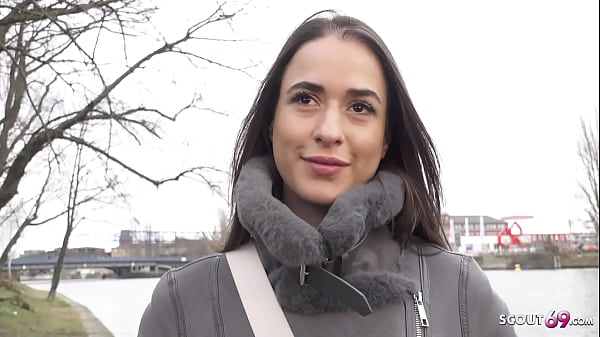 GERMAN SCOUT - LydiaMaus96, une fille tatouée aux gros fesses et aux seins flasques, lors d'un casting brutal