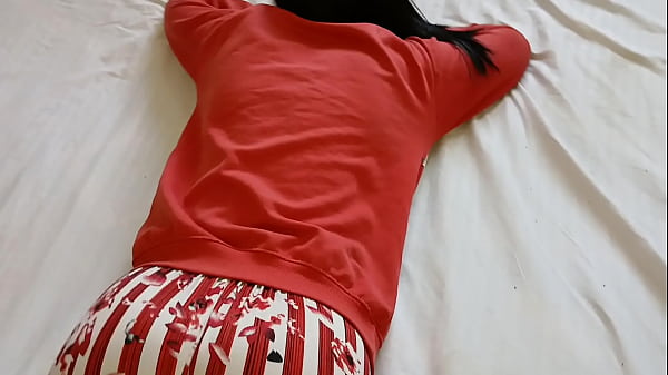 Attraktives Teenie-Mädchen vergnügt sich beim Amateur