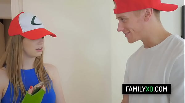 书呆子继姐妹多莉·利 (Dolly Leigh) 接住继兄的鸡巴而不是口袋妖怪