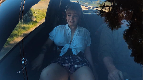 Scarlett Johnson scopa sulla strada con Julian