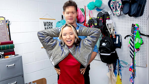 La bellissima teenager si diverte da adolescente