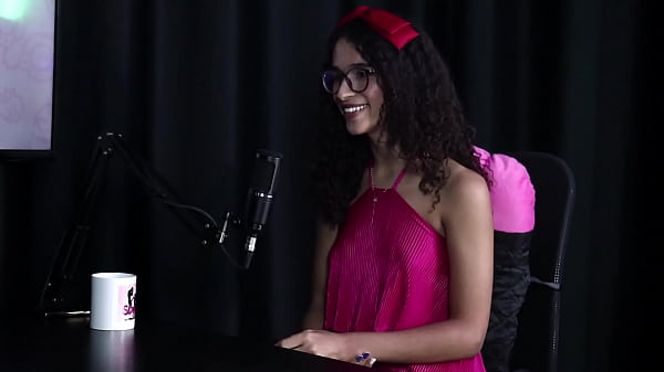 La ragazza attraente esegue