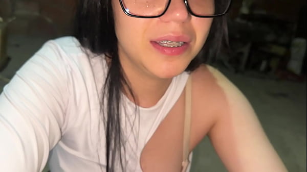 Wie gut meine Stiefcousine ist, ich sage ihr, dass wir dorthin gehen sollen, wo uns niemand sehen kann, wie wir schmutzige Dinge tun.