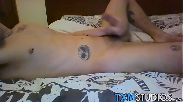 Der magere Michael Wyatt wichst seinen harten Schwanz vor der Kamera