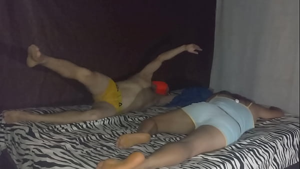 MADRASTRA E HIJO SE DAN UN DESCANSO EN LA CAMA Y LUEGO LLEGA UN FANTASMA PARA CREAR TRAVIES JUNTOS!! EL FANTASMA SE FOLLA AL MACHO Y A LA HEMBRA. PORNO CASERO REAL. 2