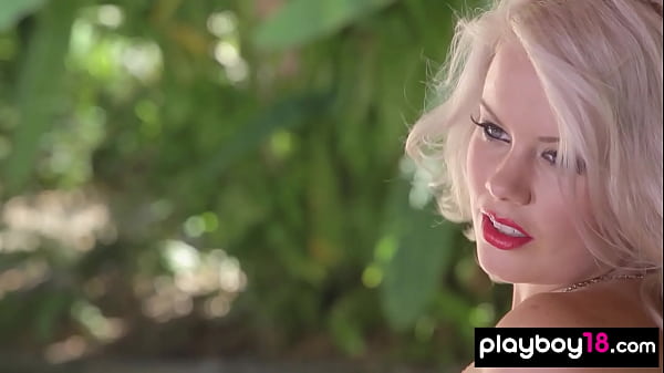 La mannequin australienne blonde entièrement naturelle Alana Wolfe montre sa chatte parfaite.