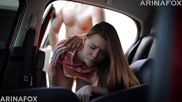 Stiefvater fickt Stiefschwester im Auto von Stiefmutter POV