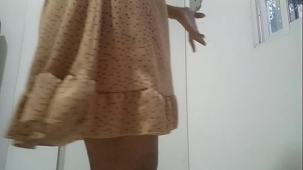 Con gái riêng đang dọn dẹp nhà cửa, khi cha dượng của tên cướp đến, cô ấy khoe âm hộ và bộ ngực của mình trong khi dọn dẹp.