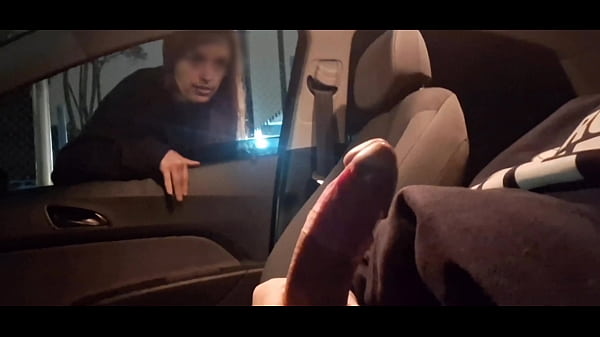 Punheta arriscada para garota gostosa na rua em público!