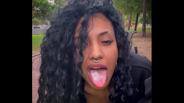 BEBENDO LEITE EM UM DIA DE PARQUE PÚBLICO EM BUENOS AIRES