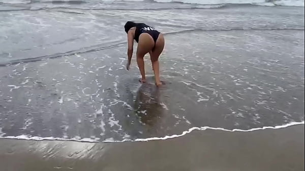 Sulla spiaggia in Messico incontro una giovane donna e la invito nel mio appartamento, le tocco le tette e le apro il culo per scopare, vero sesso amatoriale fatto in casa.