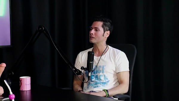 Una bella teenager si esibisce - bionda