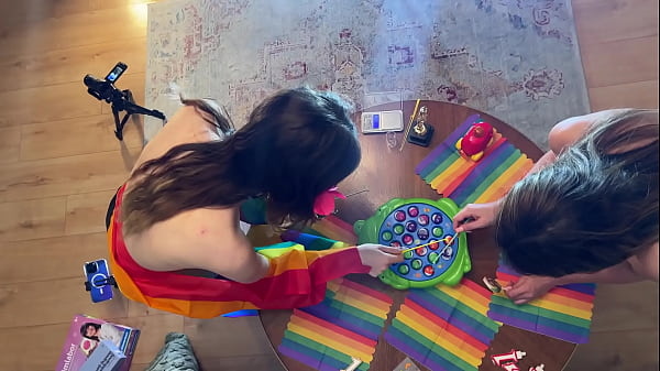 Gioco di pesca Gara di sfida con seghe e sborra con la piccola studentessa universitaria dalla fica stretta Liz e la pornostar Bella