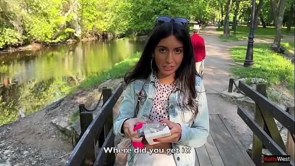 我的朋友在公共场合用 flirtwithsb 的玩具控制我的高潮