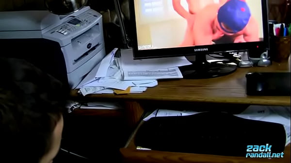 Il tizio Hung Marcus Rivers guarda il porno e si masturba in ufficio