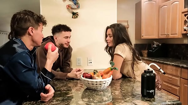 Sorellastra gola profonda dai fratellastri