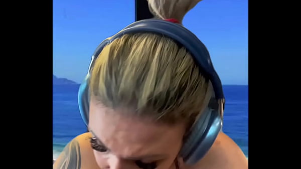 Beim Training im Fitnessstudio am Strand von Ipanema RJ, nur im Bikini, ganz nass, der Schweiß lief mir über die Beine, ich wurde richtig geil!