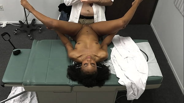 La bellissima teenager si diverte da adolescente