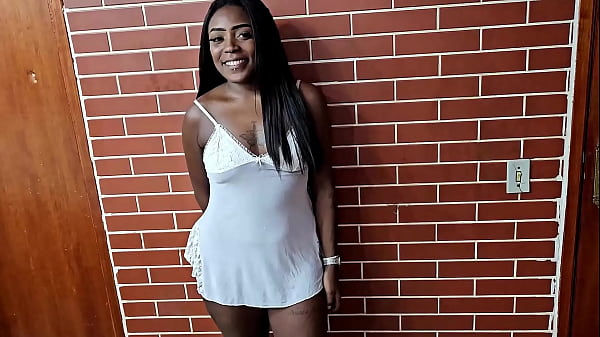 Primera vez en el porno para la caliente mulata de 22 años Joy Alves