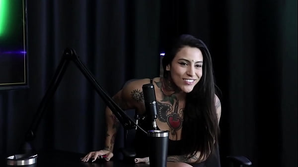 Una ragazza sexy mostra i suoi gemiti dopo aver detto che se non sa come usare un cazzo, dovrebbe sapere come usare la lingua e le dita, e quando è andata a Londra... - Lexi Mallet (SHEER/RED)