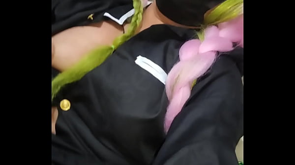 Mi amiga otaku con cosplay de Mitsuri se pone cachonda después de la fiesta de la convención