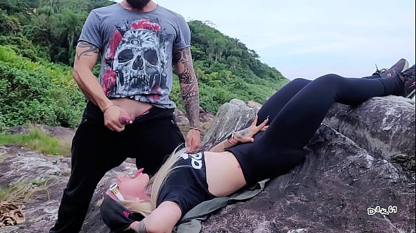 Sorellastra_ in vacanza, la porto in spiaggia a succhiarmi il cazzo