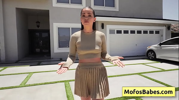 Chica morena sexy y caliente chupando una enorme polla gorda y deslizándola profundamente en su coño afeitado - Angelina Moon, Logan Xander