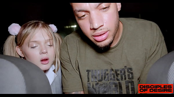 Jovencita apasionada actúa