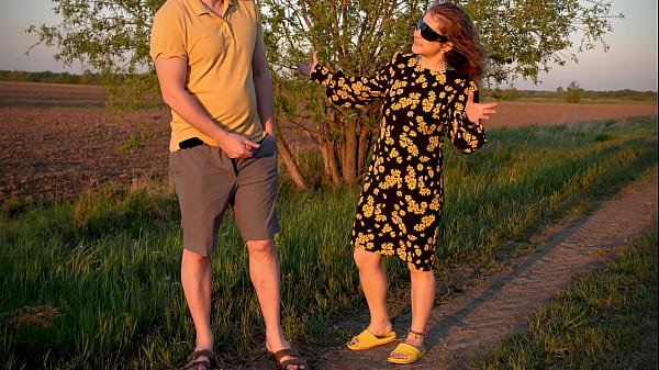 ¡El lindo sari bhabhi le pidió direcciones a un extraño desi y fue follado duro bajo la puesta de sol escarlata!