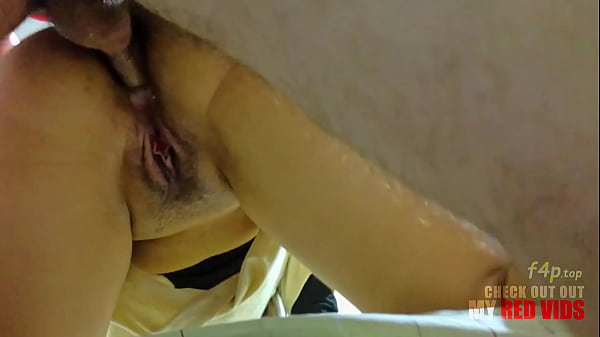 Verspieltes Teenie-Mädchen zieht sich beim Analsex aus