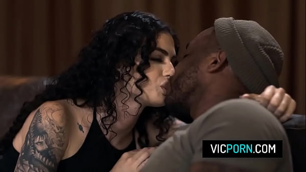 Der schwarze Hengst erwischte seine Freundin Lydia Black beim Masturbieren und sie bat ihn, ihre Muschi zu ficken