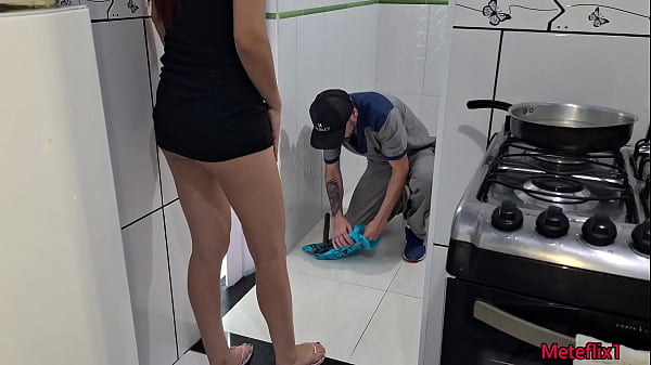 Chica joven se pone traviesa fontanero